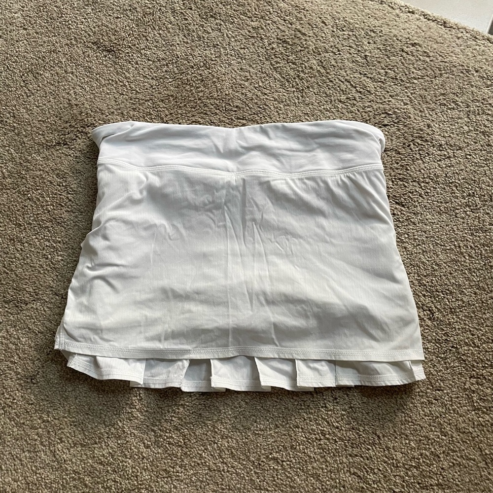 EUC Lululemon white tennis skirt, size 8